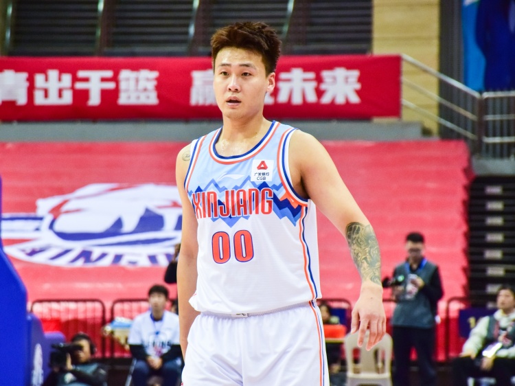 状态不俗!赵睿半场9中4拿到15分5篮板